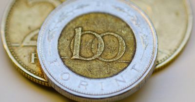 Váratlan fordulat? Tavaszra akár 425 forint is lehet egy euró