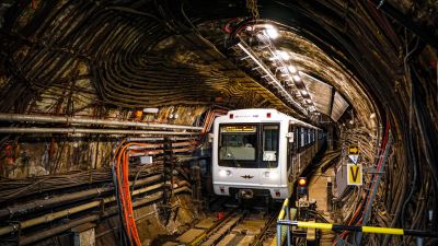 A hármas metrót felújító orosz cég tankokat is gyárt a háborúba, a magyar kormány vétózhatta meg, hogy szankciós listára kerüljenek az oligarcháik