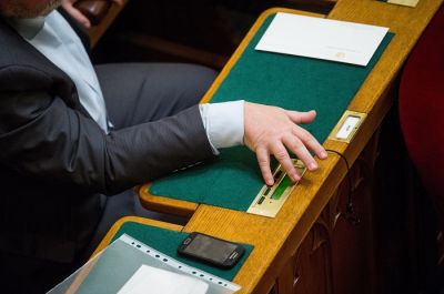 A jövő év a béremelésről, otthonteremtésről és a családok támogatásról fog szólni a most elfogadott költségvetés szerint