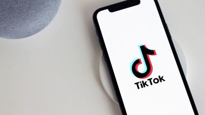 A rendőrség nem játék – Eljárást indítottak a TikTok-kihívással szórakozó nő ellen