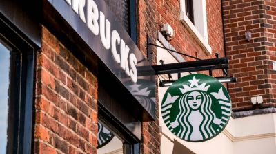 A vesztébe rohan a világ kedvenc kávézója: óriási botrány a Starbucks körül, veszélyben a cég