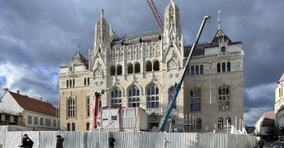 Budapest: Rokokó részletek és cukormázra emlékeztető hófehér vakolat a megerősített betonon