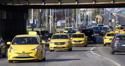 Félmilliárd forintért taxizhatnak a kormány munkatársai