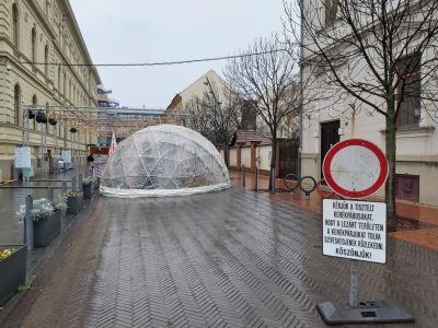 „Holdbázis” épült a Toldy utcán, pont a Dóm térről kitiltott bringások útjában