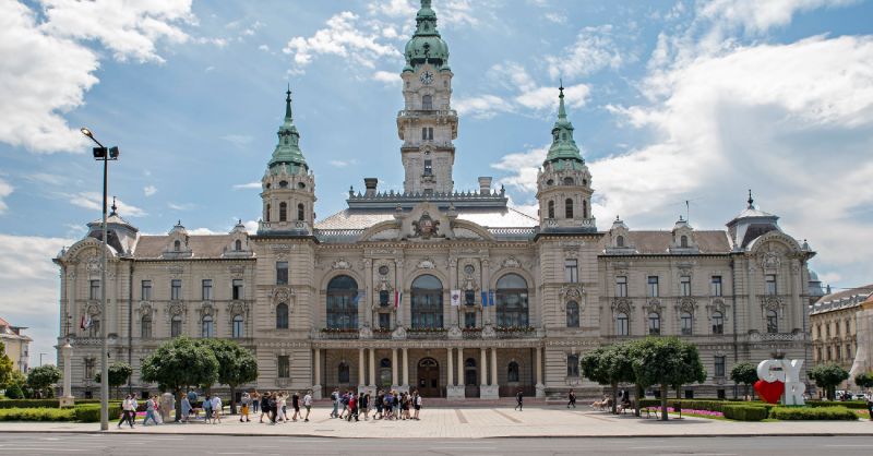 Januártól járt volna, de már októbertől kapják emelt fizetésüket a győri képviselők