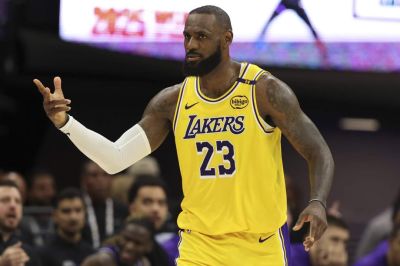 NBA: LeBron James játszotta a legtöbb percet a liga történetében