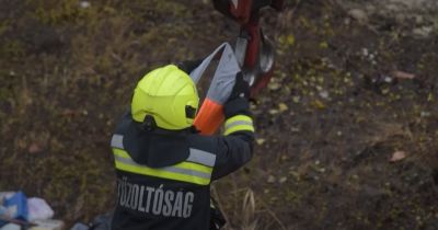 Nézni is félelmetes: öt méter mély munkagödörbe zuhant egy autó Budapesten, videón a jármű kiemelése