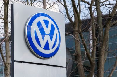 Óriási bajban a Volkswagen: 35 ezer dolgozót kell elbocsátani