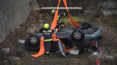  Öt méter mély munkagödörbe zuhant egy autó a XIII. kerületben, a tetején állt meg – videó a mentésről  