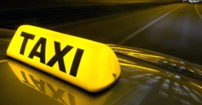 Több mint félmilliárd forintból taxiztatnák a minisztériumi dolgozókat