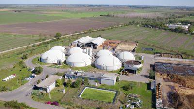 Videó: így lesz a csirketrágyából elektromos áram – a Szarvasi Biogázüzemben jártunk