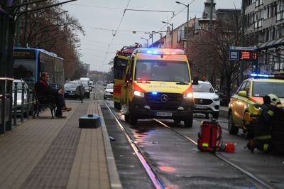 Villamosmegállóba csapódott egy autó a belvárosban, legkevesebb két sérült van