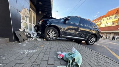 Buszmegállóba csapódott egy autó, többen megsérültek + videó