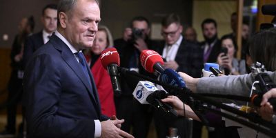 Donald Tusk szerint azok, akik az igazságszolgáltatás elől menekülnek, most Alekszandr Lukasenko és Orbán Viktor között választhatnak