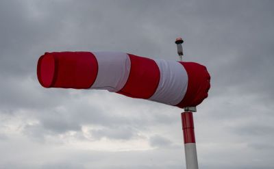 Éjjel szélvihar várható a hegyekben, akár 160 km/órás erősségű szél is fújhat