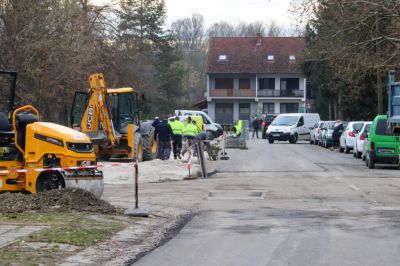 Folyamatosan készülnek a parkolóhelyek a Jókai utcában