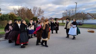 Hagyományok nyomában – Mendikálás Felsőszeliben a Mátyus Néptáncműhellyel