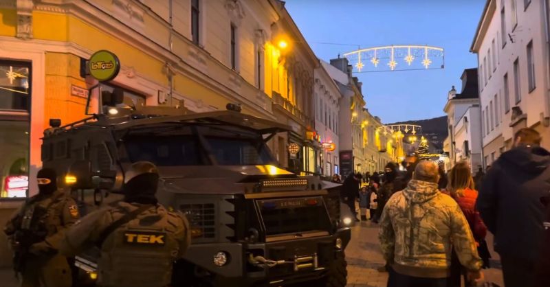 Maszkos, fegyveres rendőrök jelentek meg a magyar karácsonyi vásárokon