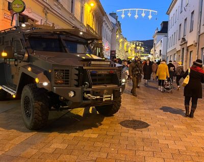 Maszkos-fegyveres tekesek jelentek meg szombaton délután a pécsi karácsonyi vásárban