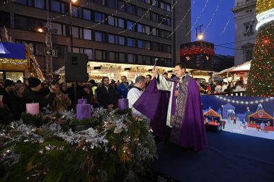 Még több rendőrt vezényelnek a magyarországi karácsonyi vásárokra