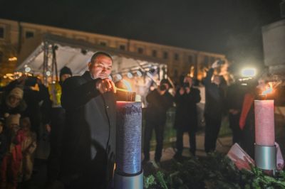 Mind a négy gyertya ég már a város adventi koszorúján