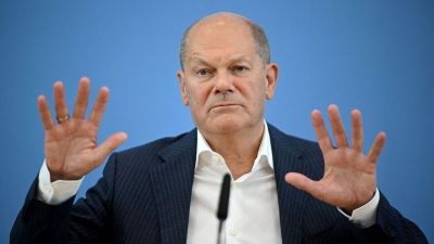 Olaf Scholz és kísérete Magdeburgba látogatott: rendőrségi kordon védte őket a dühös tömegtől – itt a videó!