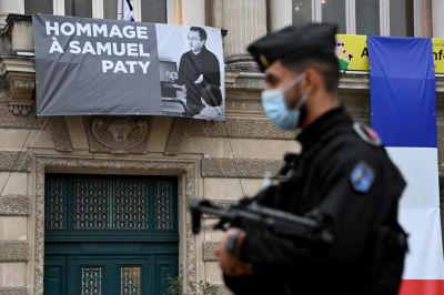 Súlyos büntetéseket kaptak a lefejezéssel megölt francia tanár elleni gyilkosság vádlottjai