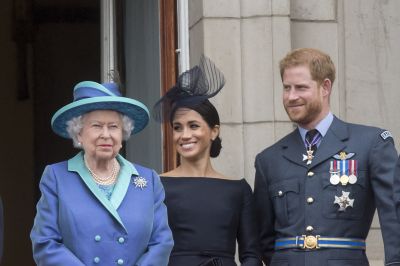 Erzsébet királyné és Meghan Markle az esküvői ruhán is összekapott