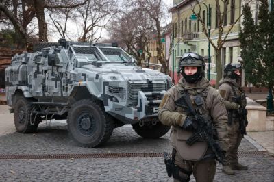 Fegyveresekkel és páncélosokkal őrzi a fővárosi és vidéki vásárokat a TEK