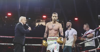 Istenes Bence hatalmas csatát vívott a Hell Boxing Kings döntőjében, kemény pofonokat adott