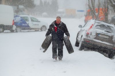 Nem csak a saját biztonságunkat védi a téli gumi