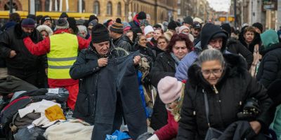 Több száz rászorulónak osztottak ételt, Iványi Gábor egyesületének gyűjtöttek adományokat a Blaha Lujza téren