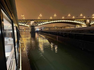 Videón és fotókon a Margit hídnál történt hajóbaleset