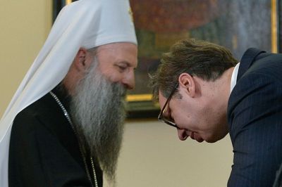 A Vučić-rendszert kiszolgáló pátriárka „aggódik a társadalmi ellentétek miatt és fél, hogy a mindennapos incidensek számos áldozattal járhatnak“