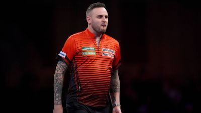 Botrány a darts-vb-n, forrongott az önjelölt rocksztár, kiesett a korábbi bajnok