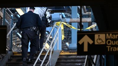 Brutális emberölés a New York-i metrón: felgyújtottak egy alvó nőt