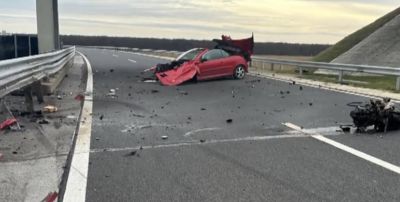 Életveszélyesen megsérült egy fiatal nő, még a motor is kiszakadt az autóból (videó