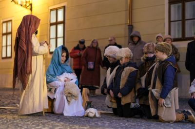 „Fel, nagy örömre!” – Pásztorjáték a győri Káptalandombon – KÉPRIPORT