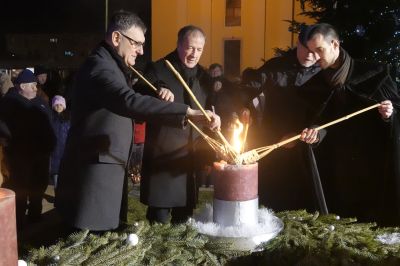 Fények, csengettyűk, köszöntők Polgár főterén