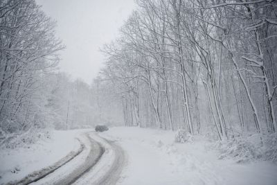 Nagyon sok hó eshet a Dunántúlon, viharos széllökések is várhatók