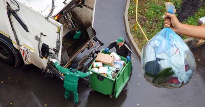 Nem lesz büdös a szemetes, ha így készíted elő az alját: egyetlen mozdulatos trükköt mutatunk