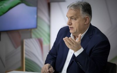 Orbán a közmédiában: Kilábalunk a háborúból