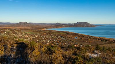 Téli panoráma a Balaton fölött – kirándulás a balatongyöröki Batsányi-kilátóhoz