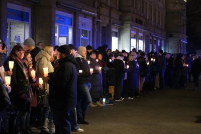 Több ezren élőlánccal emlékeztek a magdeburgi áldozatokra, az AfD is gyűlést tartott a tragédia közelében