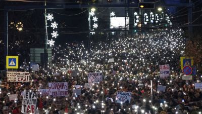 Újabb kormányellenes tüntetés Belgrádban az újvidéki pályaudvari tragédia miatt