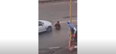 Úton kúszó férfit gázolt el egy autó, majd métereken keresztül vonszolta magával (VIDEÓ)