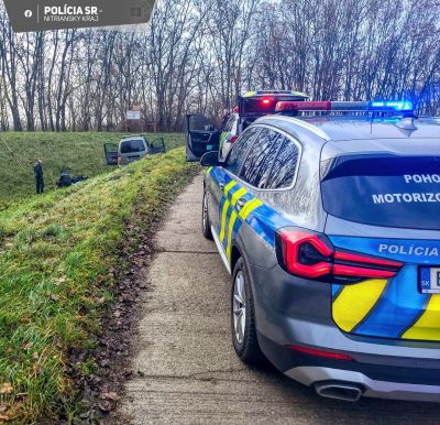 Egy lopott autót vezető, bedrogozott sofőrt üldöztek a rendőrök, akinek jogosítványa sem volt