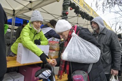  Hatalmas tömeg gyűlt össze a népligeti krisnás ételosztásra – fotók  