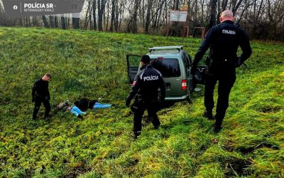 Lopott autót vezető, bedrogozott sofőrt üldöztek a rendőrök Vágsellyén