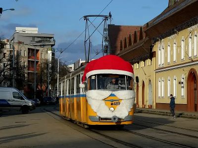 Mikulásbusztól a fénymozdonyig – járművek a karácsonyi hangulathoz